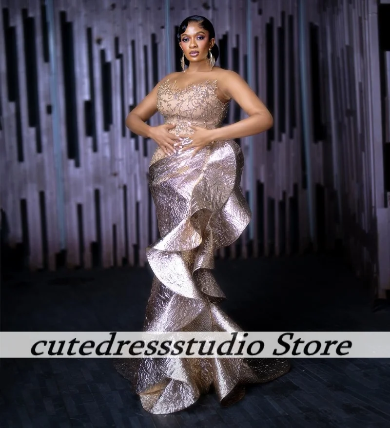 ชุดราตรีสีเงินทรงเมอร์เมดสุดหรู ประดับด้วยลูกปัดอย่างประณีต ชุดราตรีคอซีทรูสำหรับงานแต่งงาน ปี 2025 รับตัดตามสั่ง