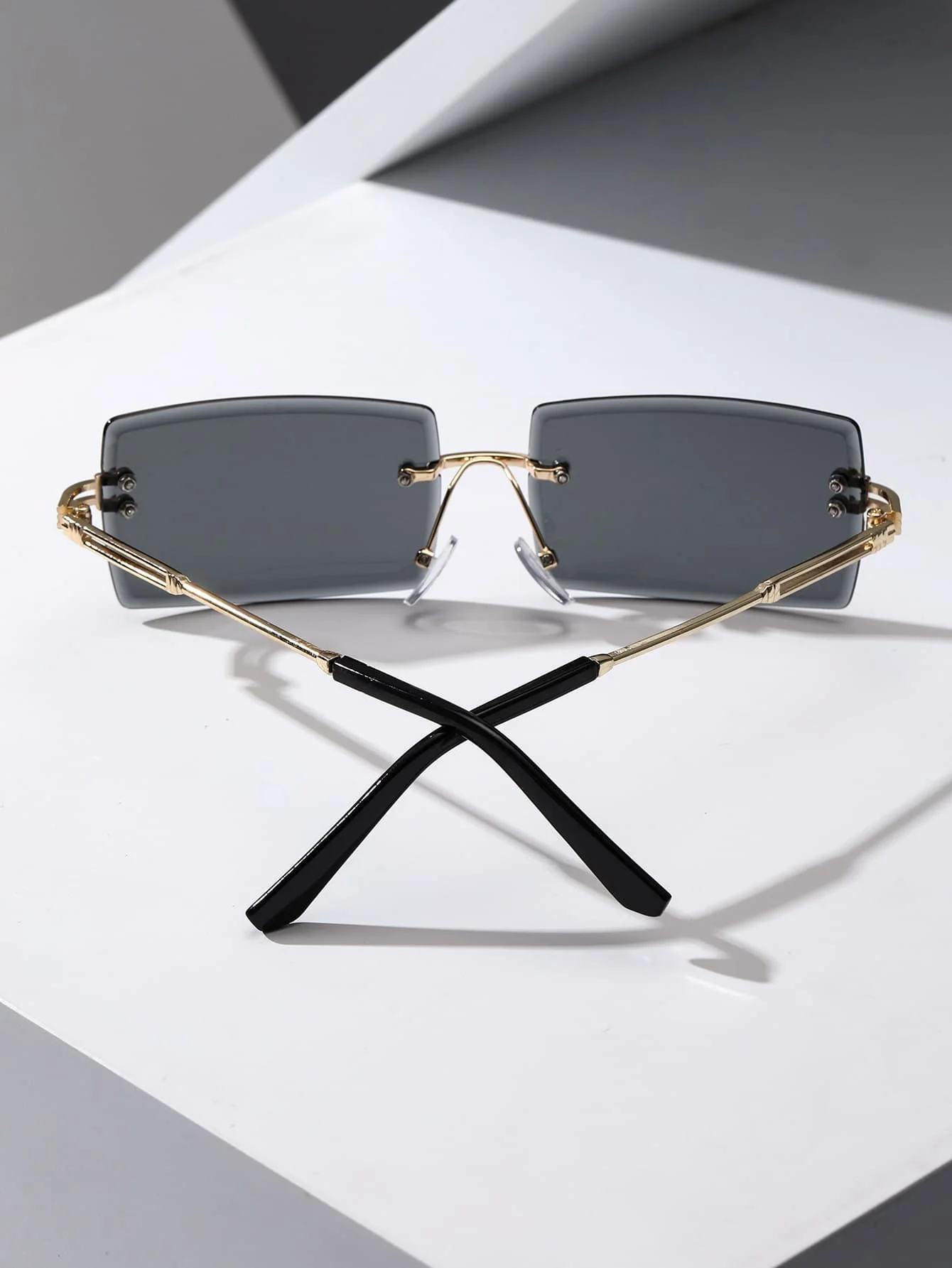 1 PC Unisex Metal Square Rimless Fashion Sunglasses For Beach Trip Pose