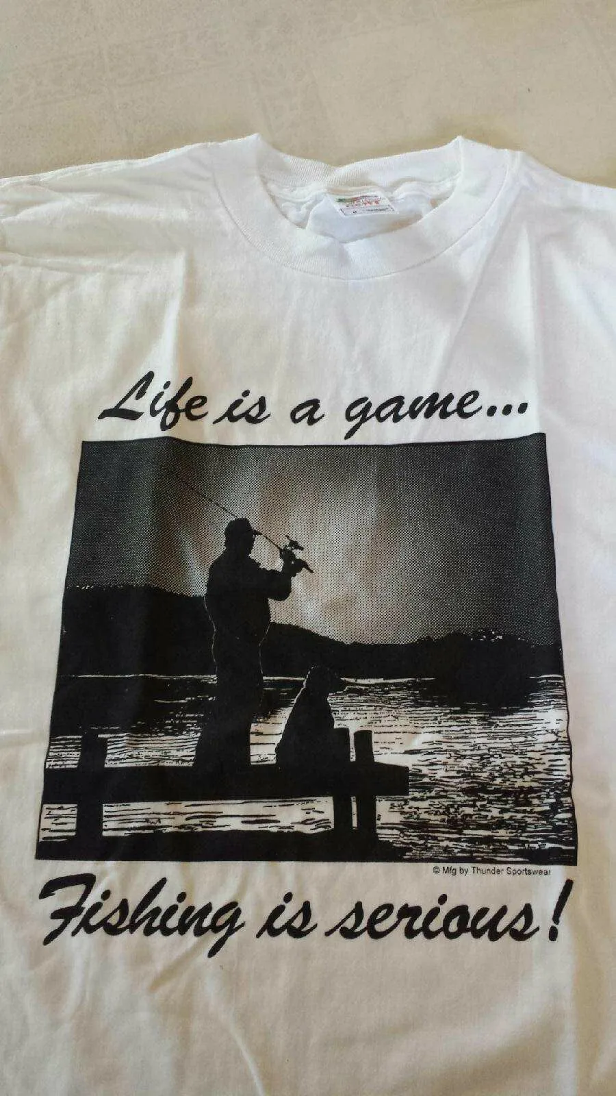 La vie est un jeu La pêche est série T-shirt taille moyenne