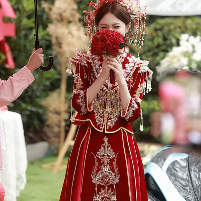 

The new Chinese-style wedding dress bride's and style of gown are all worn out