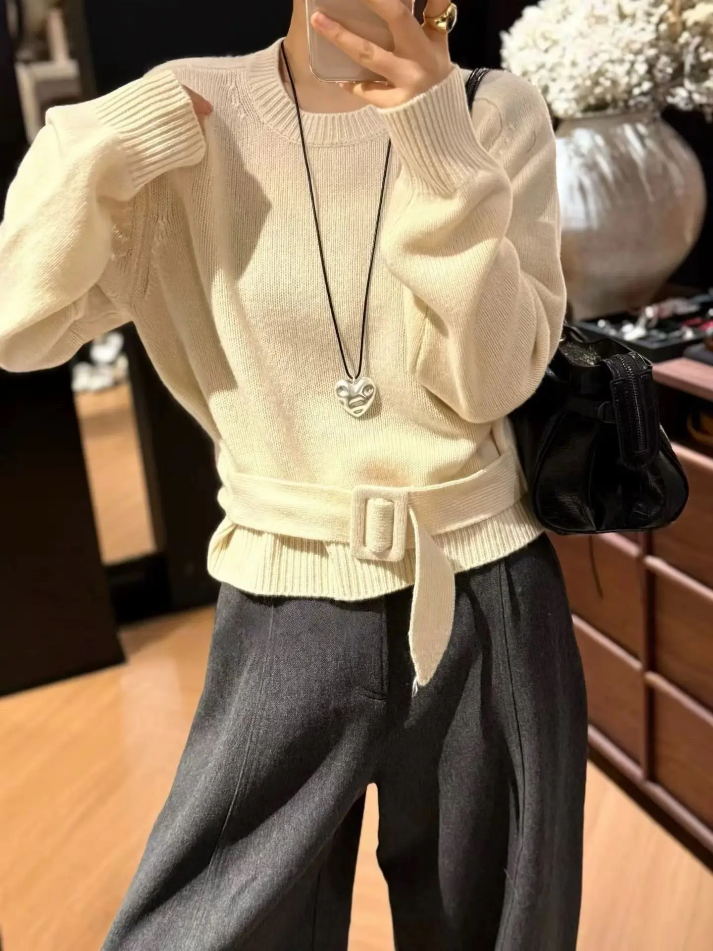 2025 Dameskleding Modieuze trui met riem verfraaid 1020