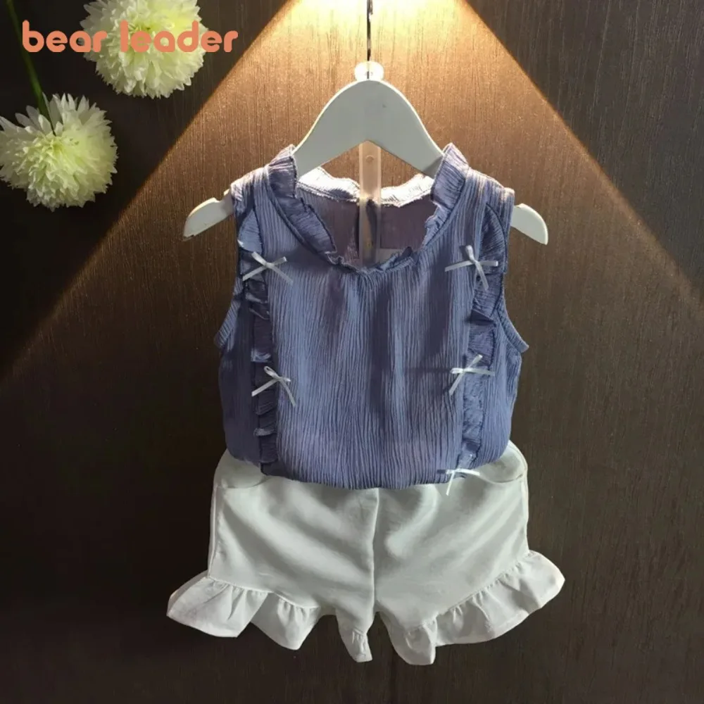 

Лето Bear Leader 2025 года, одежда для маленьких девочек, милая футболка с рукавами-крылышками, топ + шорты с рюшами, модные милые повседневные детские комплекты