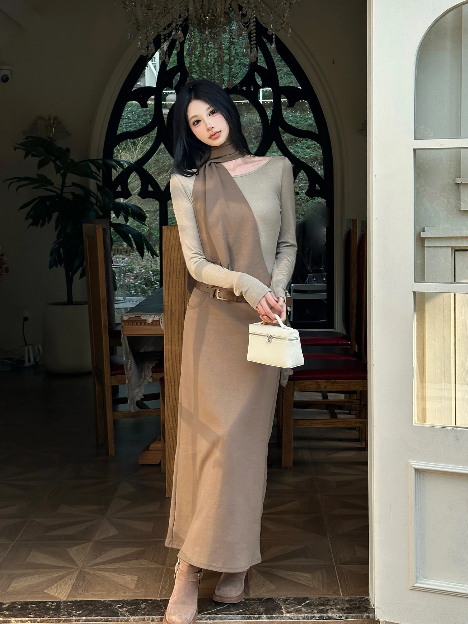 Primavera e outono novo estilo wasteland camada interna falso de duas peças manga longa halter pescoço cintura-concha longo marrom cinza vestido