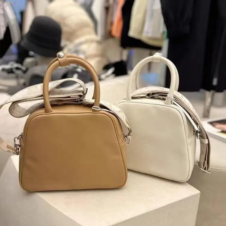 

New Women's Golf Garment Bag – Fashionable Handbag & Crossbody, Lightweight Travel Clothes Carrier