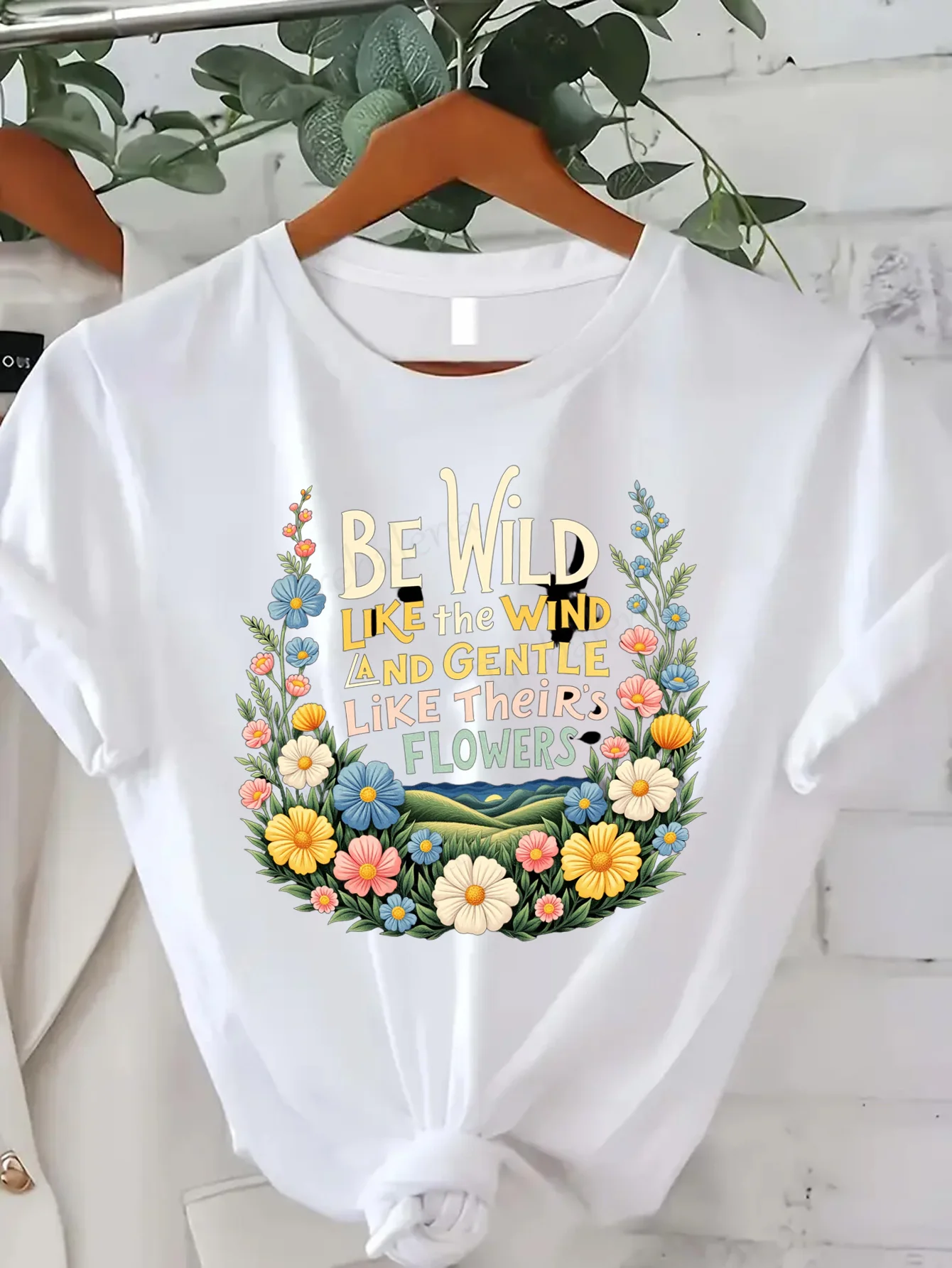 

Удобная женская футболка с принтом "Be Wild Like the Wind Женская футболка с цветочным принтом"
