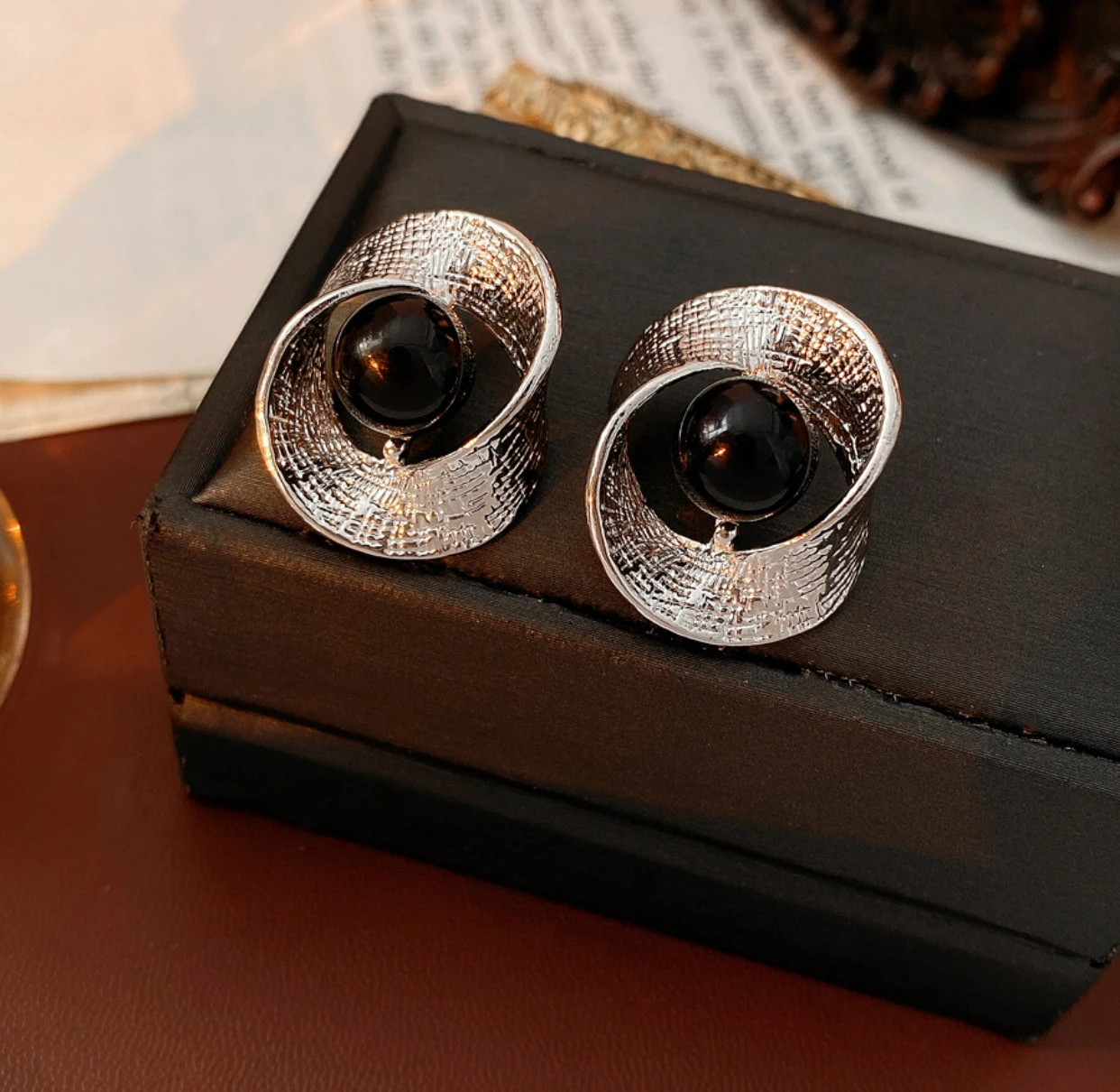 [Personality] Silver Needle Round Pearl Twisted Crease Earrings Fashion Simple Multi-functional Earrings Design Sense Luxury Ear