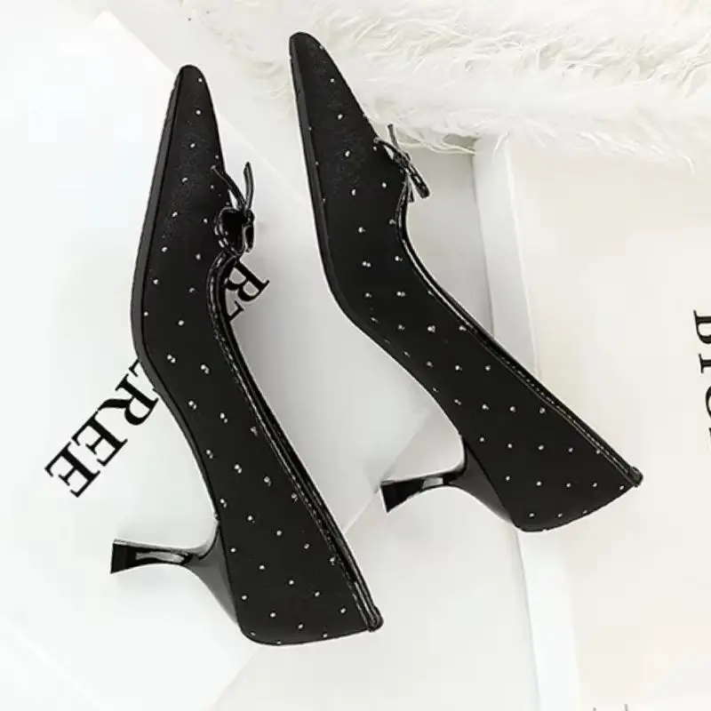 

Новинка 2023 года, легкие роскошные женские туфли-лодочки с бантом и стразами, женские удобные однотонные модные туфли на высоком каблуке с острым носком