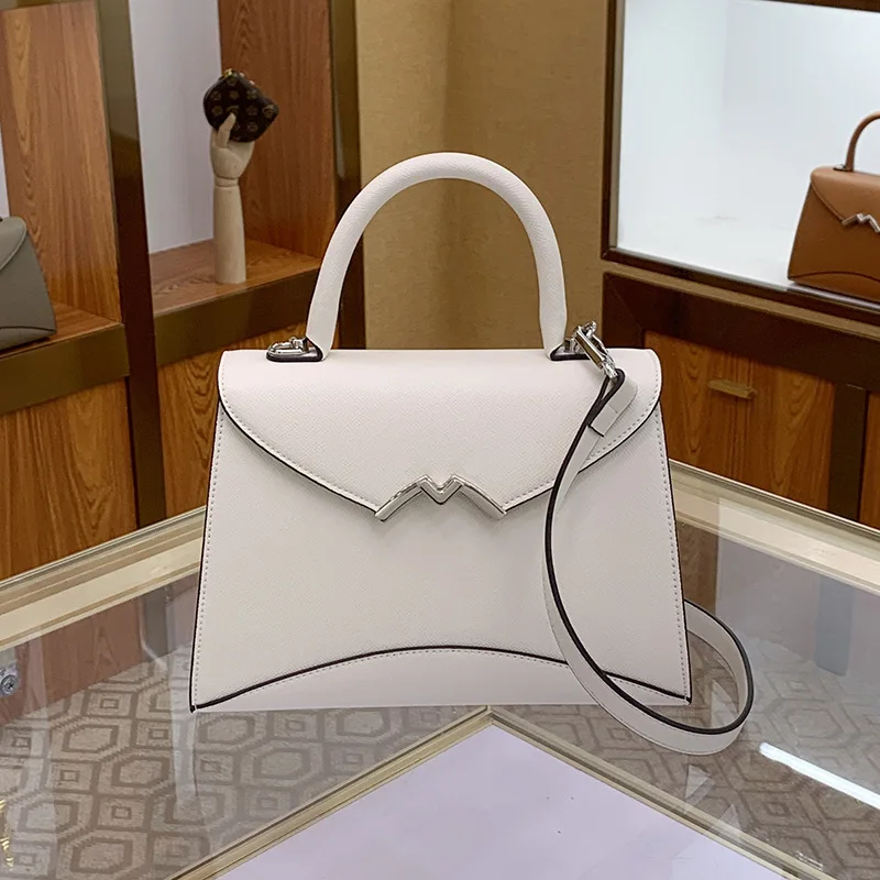 حقيبة يد نسائية صيفية راقية من الجلد الناعم موديل 2025 بإبزيم على شكل حرف M حقيبة يد نسائية على الكتف عبر الجسم #1