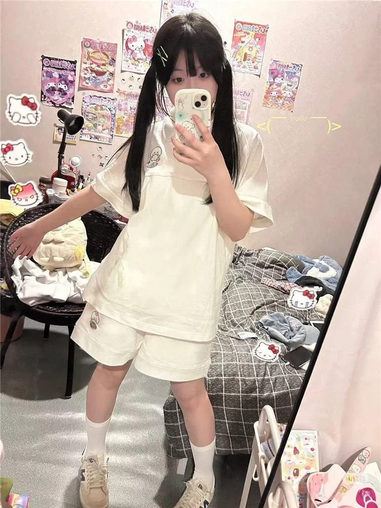 

Стильный повседневный спортивный комплект для женщин: летний белый костюм с коротким рукавом и шортами, молодежный модный комплект в университетском стиле для бега и активного отдыха.