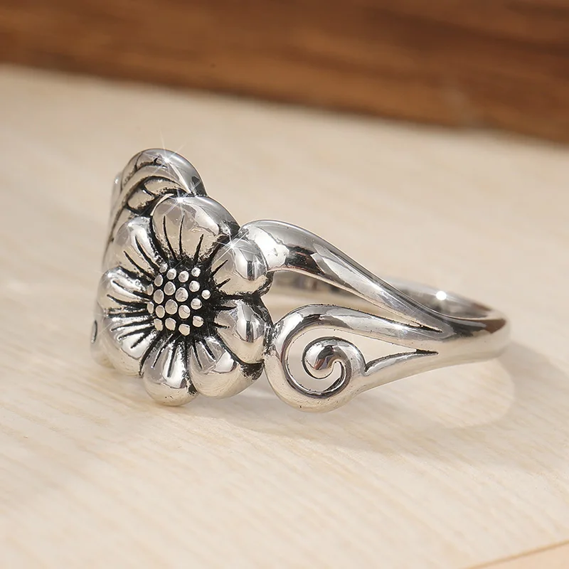 Vintage-Ring für Damen in Silberfarbe mit handgeschnitzten Blumen, geometrischer Schmuck für den Alltag und Partys – Detail 1