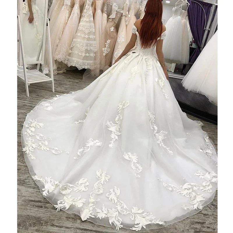 Abiti da sposa arabi di lusso con spalle scoperte da principessa Abito da ballo di Dubai Abito da sposa country con applicazioni Abiti da sposa taglie forti