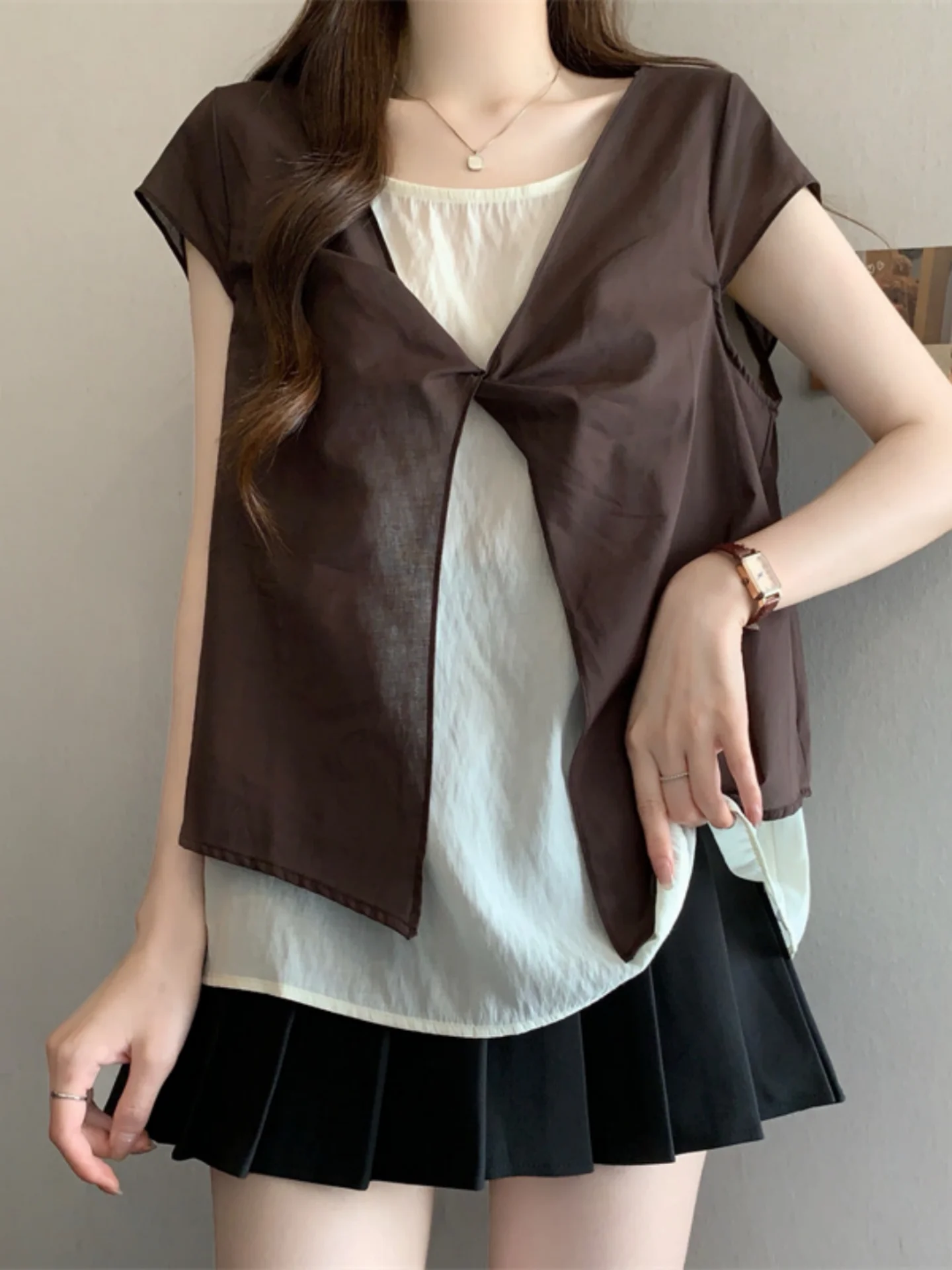 

Slimming Design Sense Hollow out Back Short Sleeve Base Shirt Women's Summer 2026 plus Size Fat MM Fake Two-Piece Top