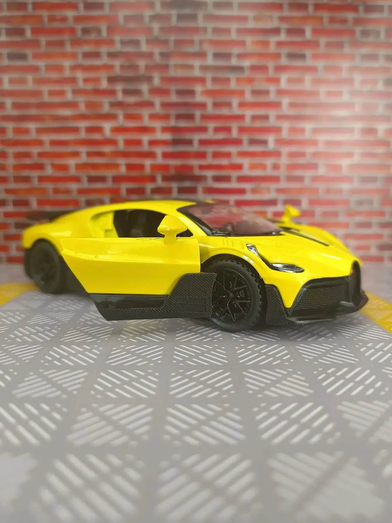 1:32 Bugatti DIVO liga modelo de corrida ornamentos acústico-óptico puxar para trás presentes de menino de porta dupla tem funções de som e iluminação