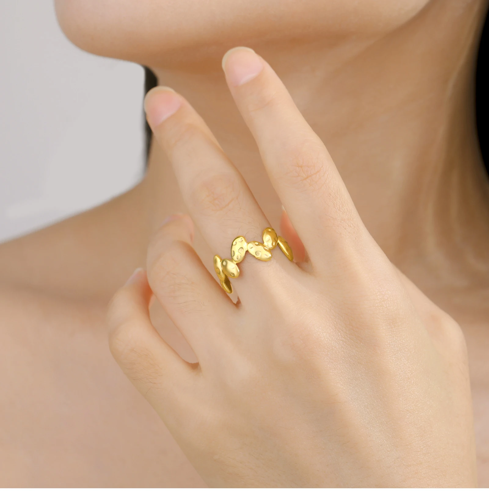 CoolTime Goldfarbene Edelstahl-Damenringe, elliptisch, strukturiert, Wassertropfen-Design, offener Ring, verstellbar, Schmuckgeschenk, Großhandel – Detail 11