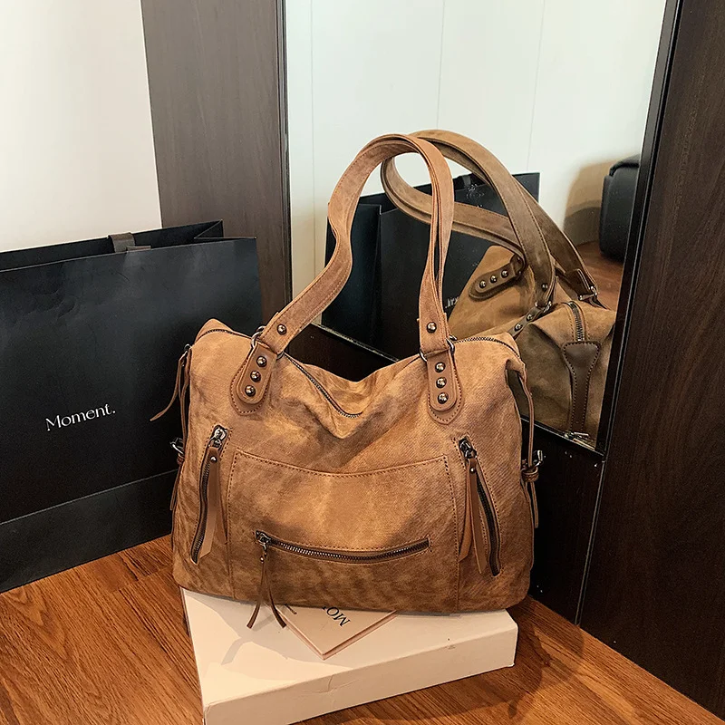 

New Brand Vintage Shoulder Bag Fashion Rivet Large Capacity Shoulder Bag Korean Niche High Quality Zippered Commuter Casual Bag