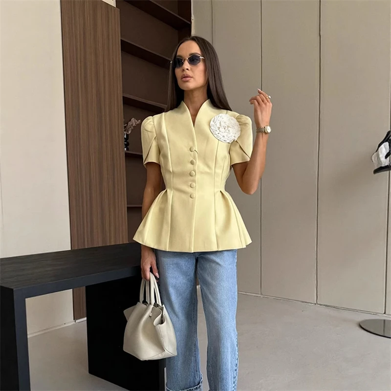 Elegante cappotto blazer con fiori 3D con orlo arricciato sottile Giacca estiva da donna monopetto pieghettata con maniche corte a sbuffo 2025 Ufficio estivo