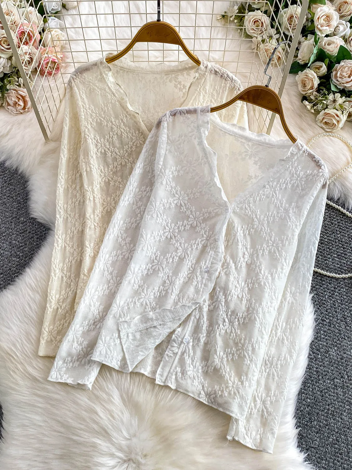 

Женская футболка с длинным рукавом и V-образным вырезом, защита от солнца, текстурированный цветочный дизайн, тонкий, мягкий, летний, осенний топ для похудения