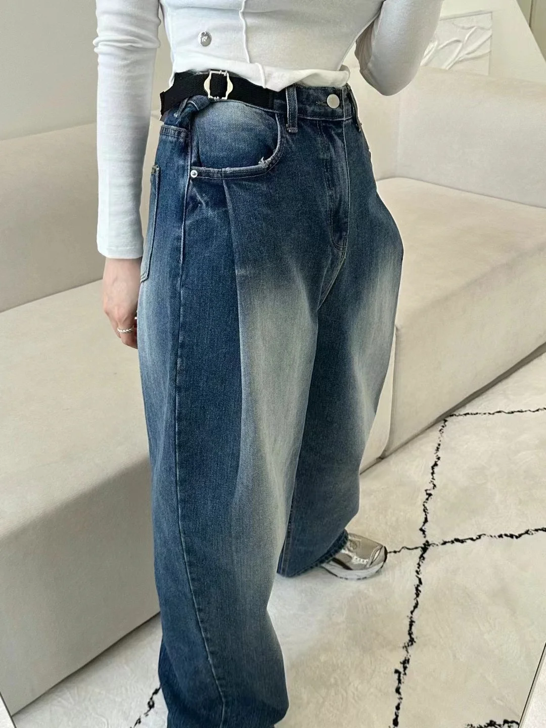 Women's Vintage Straight Leg Jeans Waist Cinching Frayed Hem Side Bule Long Trousers Versatile Slimming Trendy Denim Jeans