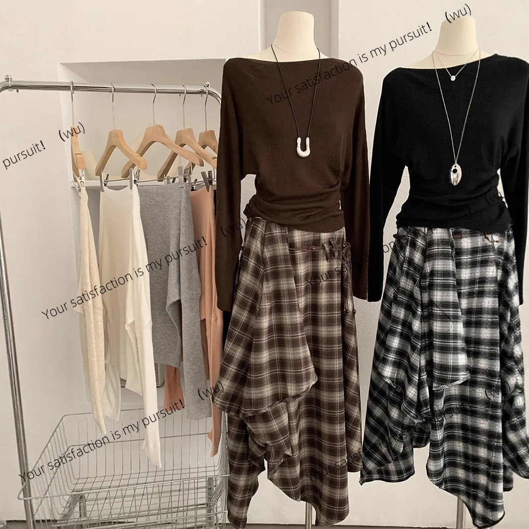 Sweater rajutan tipis dan ramping warna solid dengan lengan kelelawar dan bahu miring, mode awal musim gugur wanita Korea.