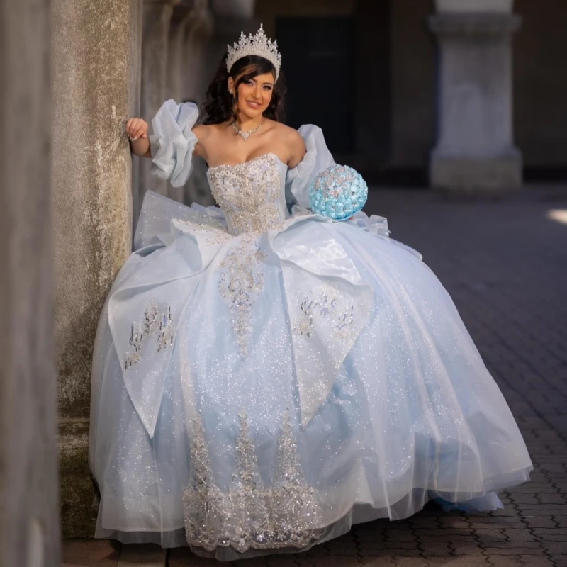 

Небесно-голубое блестящее платье для квинсеаньеры, бальное платье с открытыми плечами, аппликацией, кружевом, бисером, кристаллами, бантом, тюлем и корсетом, для вечеринки в честь 16-летия