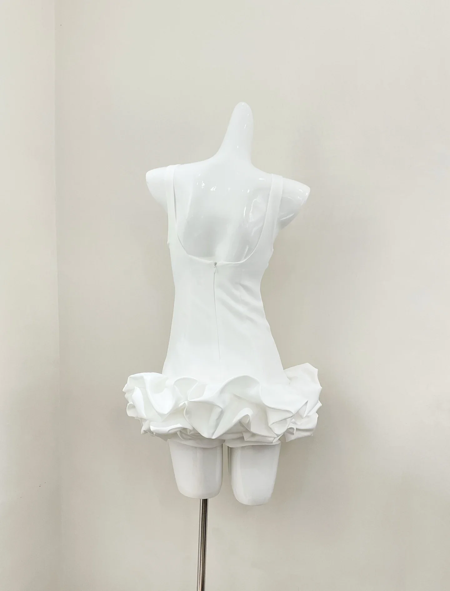 เดรสเวสต์ผ้าซาตินสำหรับผู้หญิง แต่งผ้าปะติด ชายกระโปรงจีบ คอกลม แขนกุด ทรงเข้ารูป สไตล์หวานๆ แบบมินิ