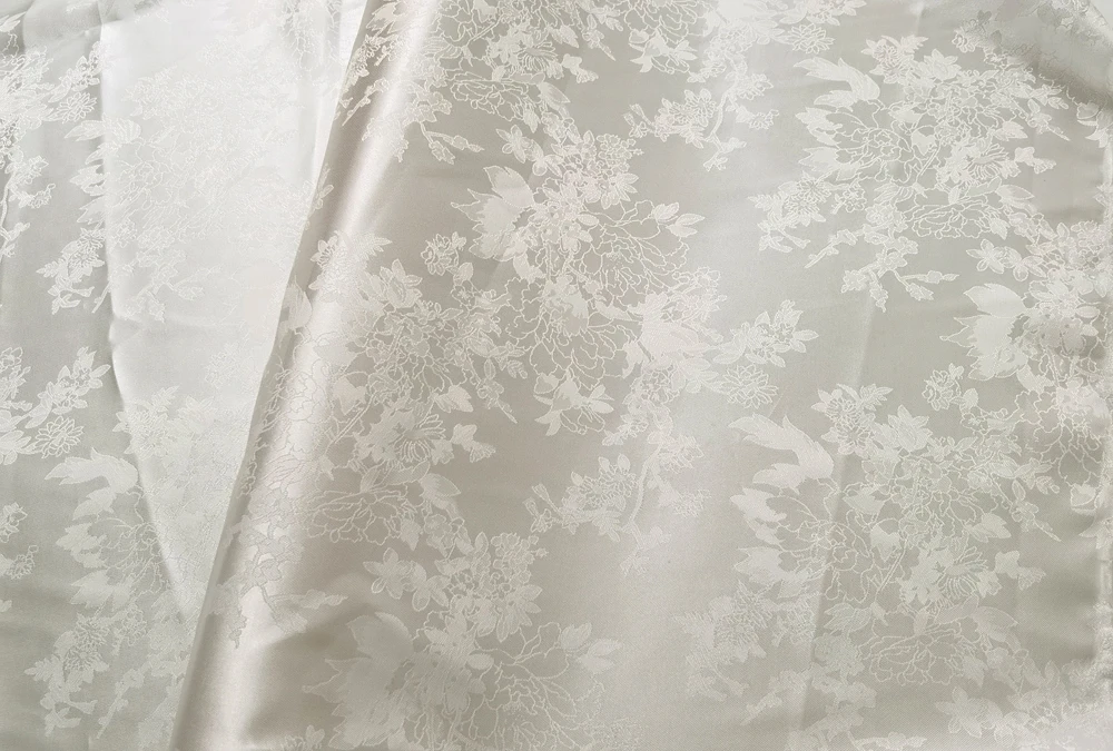 1 Meter x 1,48 Meter eleganter, naturweißer Jacquard-Satin-Stoff aus weichem Polyester für Schal, Kimono, Futter – Detail 4