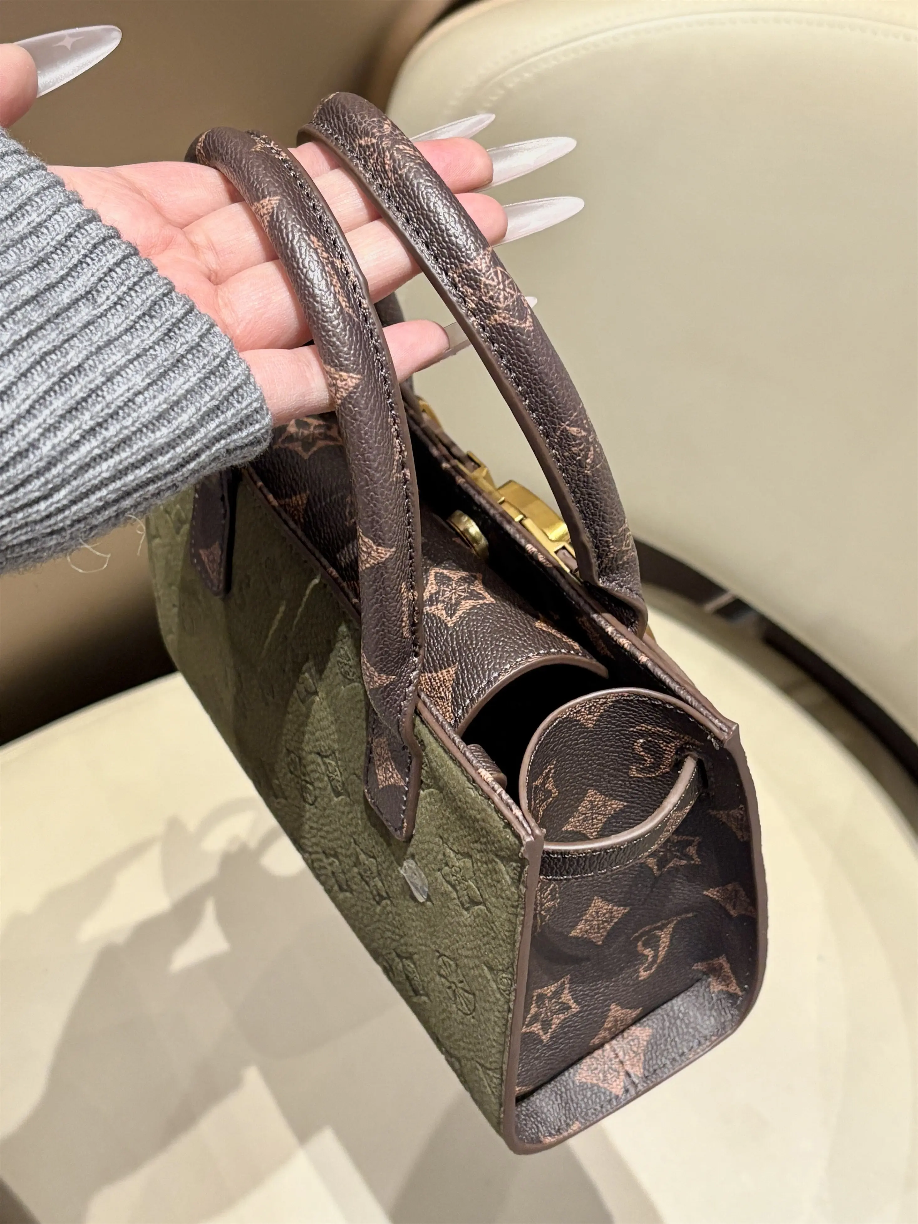 amiciyah-women's-fashion-luxury-retro-embossed-crossbody-bag-2026-new-versatile-handbag-single-shoulder-slant-carry