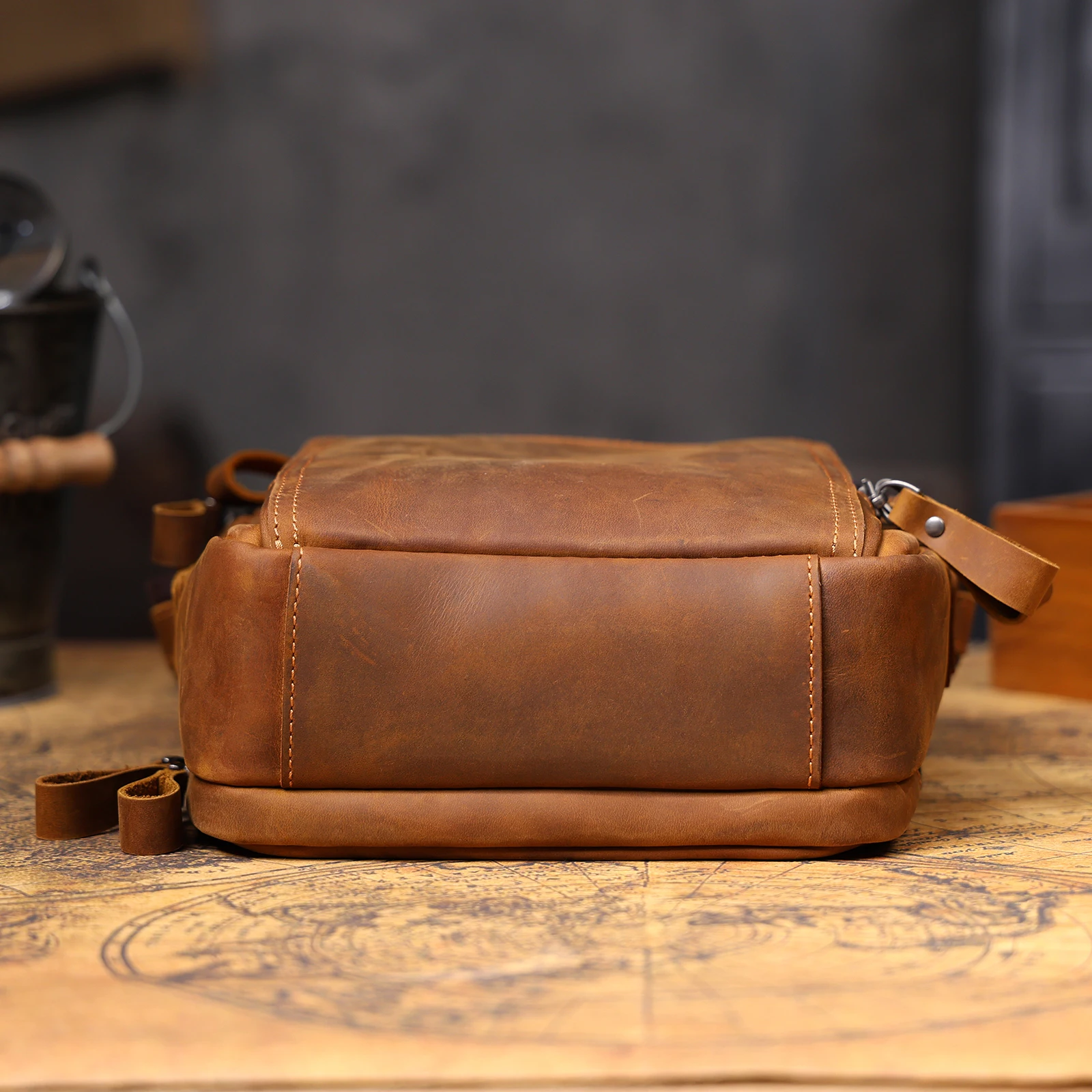 Vintage Leder-Umhängetasche für Herren, Lässige Crossbody-Tasche, Herren-Schultertasche aus Crazy-Horse-Leder, Handgefertigt – Detail 13