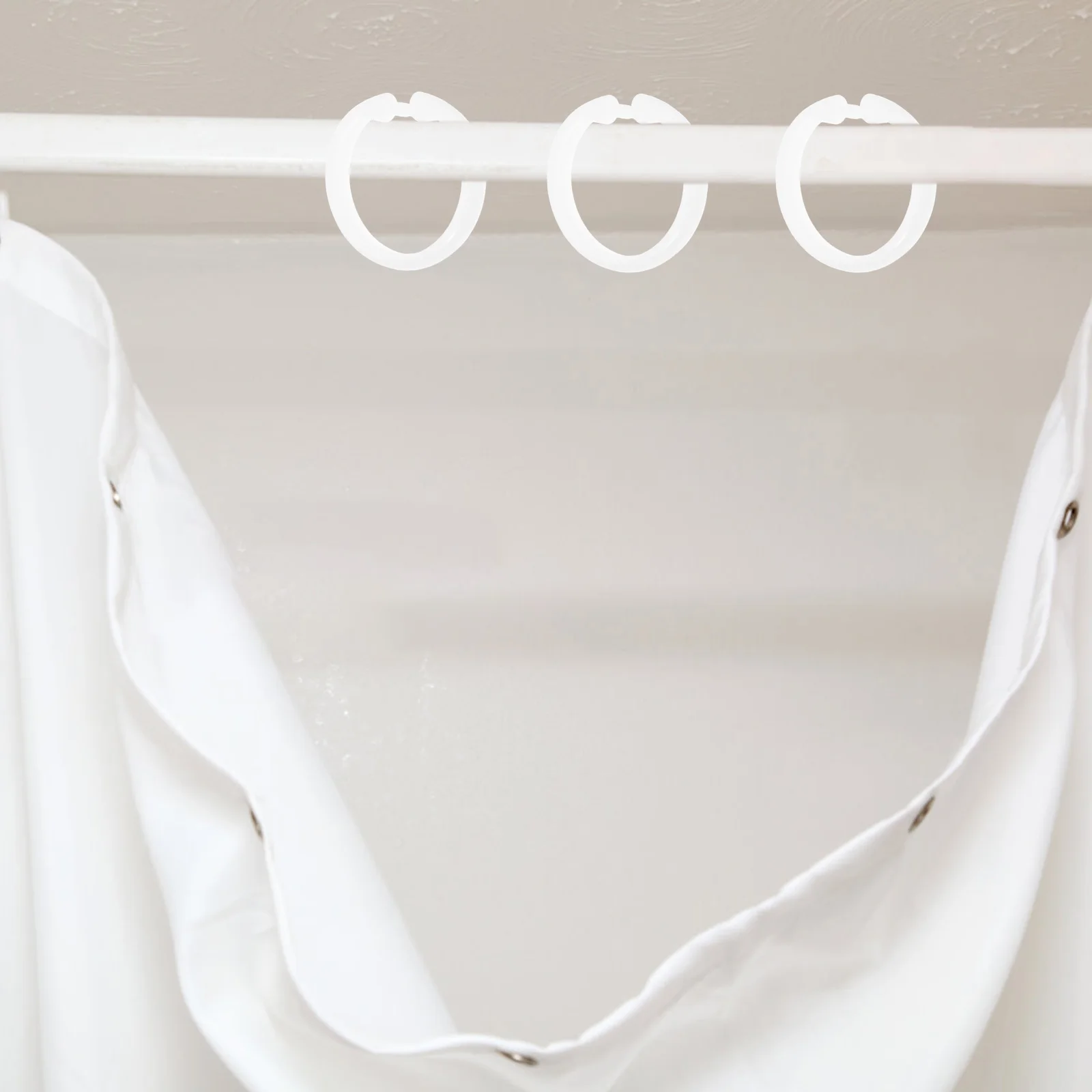 

50pcs Plastic Drapery Hanging Loops For Heavy Curtains Noise Reducing Snap Design Rustproof Easy Install Bathroom Kitchen Decor