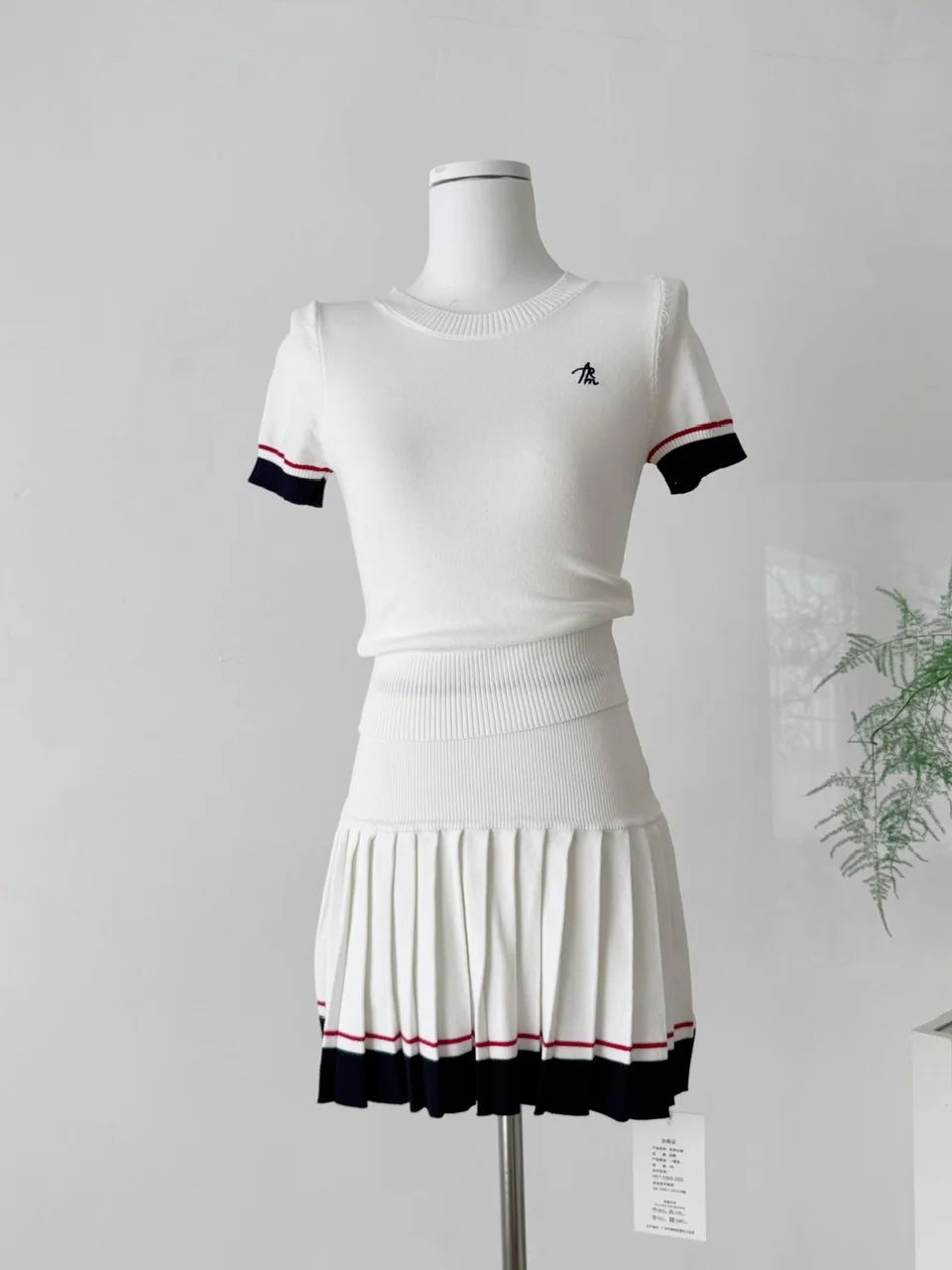 Setelan Dua Potong Slim Fit Musim Panas Wanita dengan Rok Lipit dan Kaos Rajut Elastis Putih Retro Amerika.