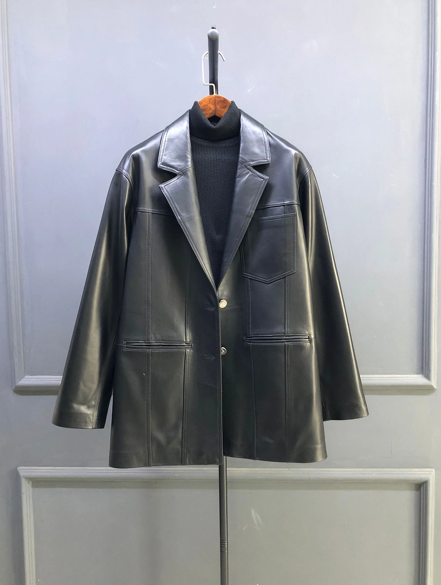 

Кожаный пиджак из натуральной кожи для женщин, средней длины, свободного кроя, повседневный, с откидными рукавами, больших размеров, утягивающий, китайский бренд