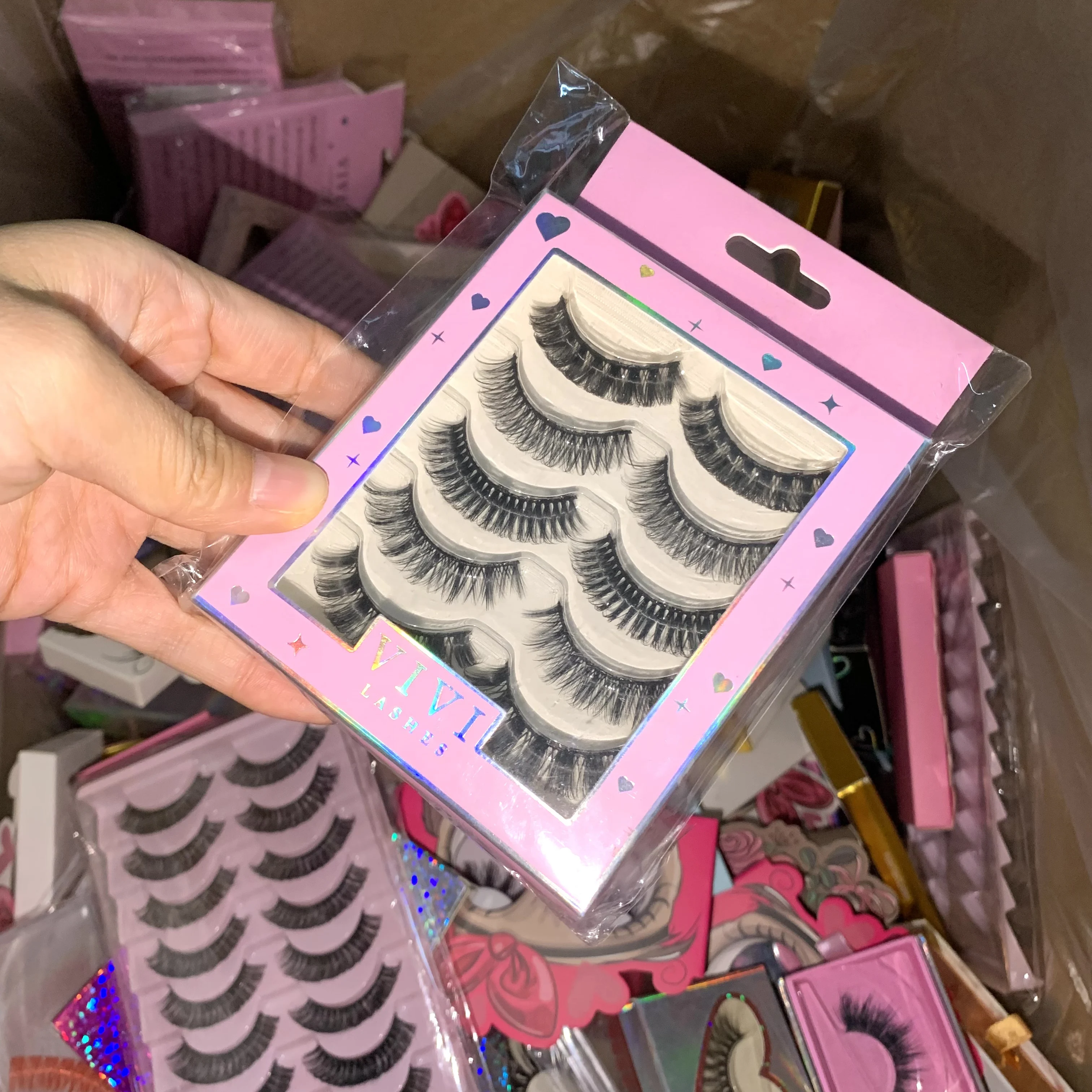 Pudełka Mystery Lashes, zawierają losowo sztuczne rzęsy, rzęsy w paski, rzęsy w klastry i narzędzia