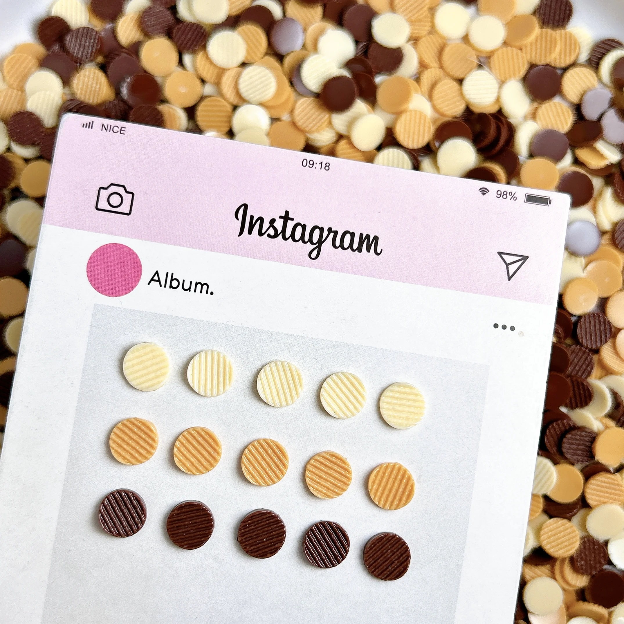 30 SZT. Świecące w Trzech Kolorach Chipsy Ziemniaczane Ciasteczka Ozdoby do Paznokci Kreatywne Symulowane Ciasteczka Żywiczne Zawieszki do Paznokci DIY