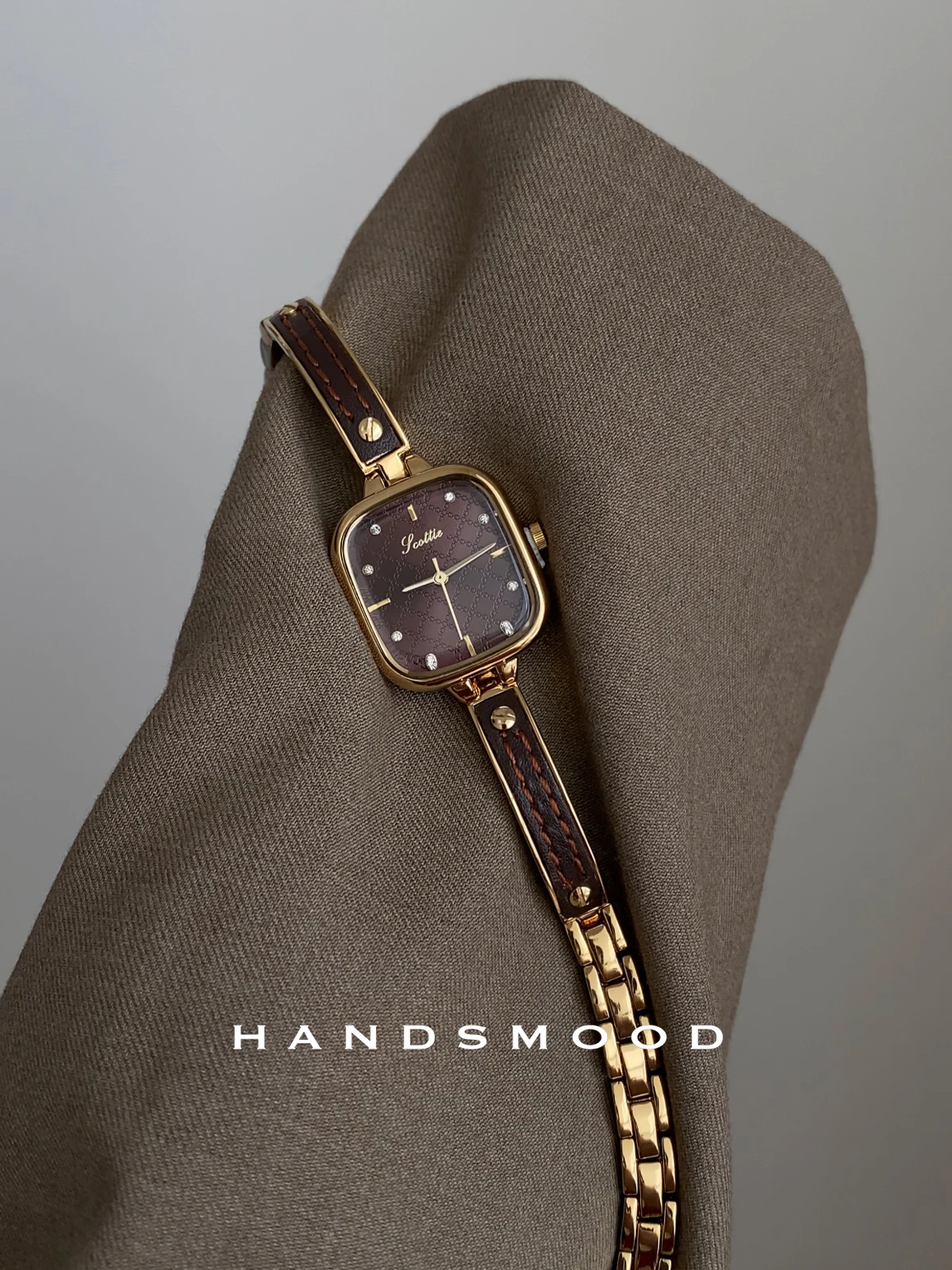 ساعة نسائية فاخرة أصلية بتصميم نصف إسورة كلاسيكي فاخر ورائع ومتطور. سلسلة نسائية.