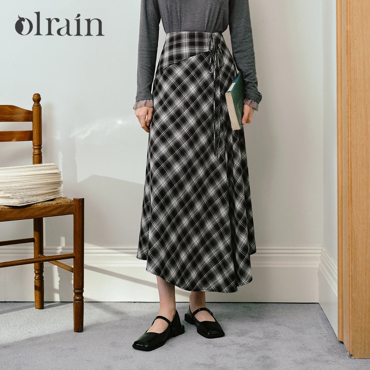 

OLrain Black White Plaid Skirt Women's 2025 Autumn New Arrival Gingham-Inspired Design Asymmetrical Skirt Lazy Chic O57QB000259