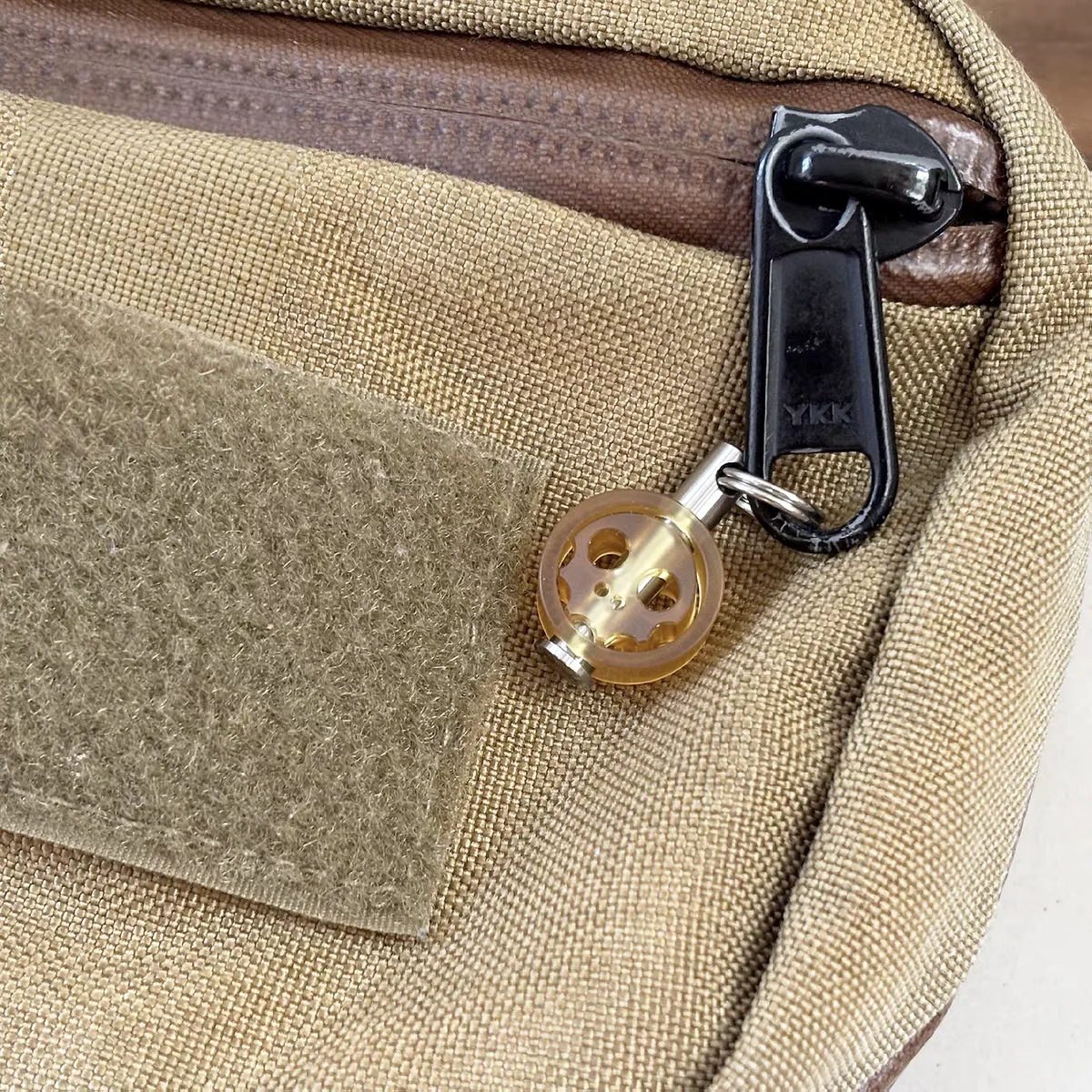 

Подвеска-брелок из титанового сплава с PEI-покрытием для ножей, парашютных линий, рюкзаков и бусин