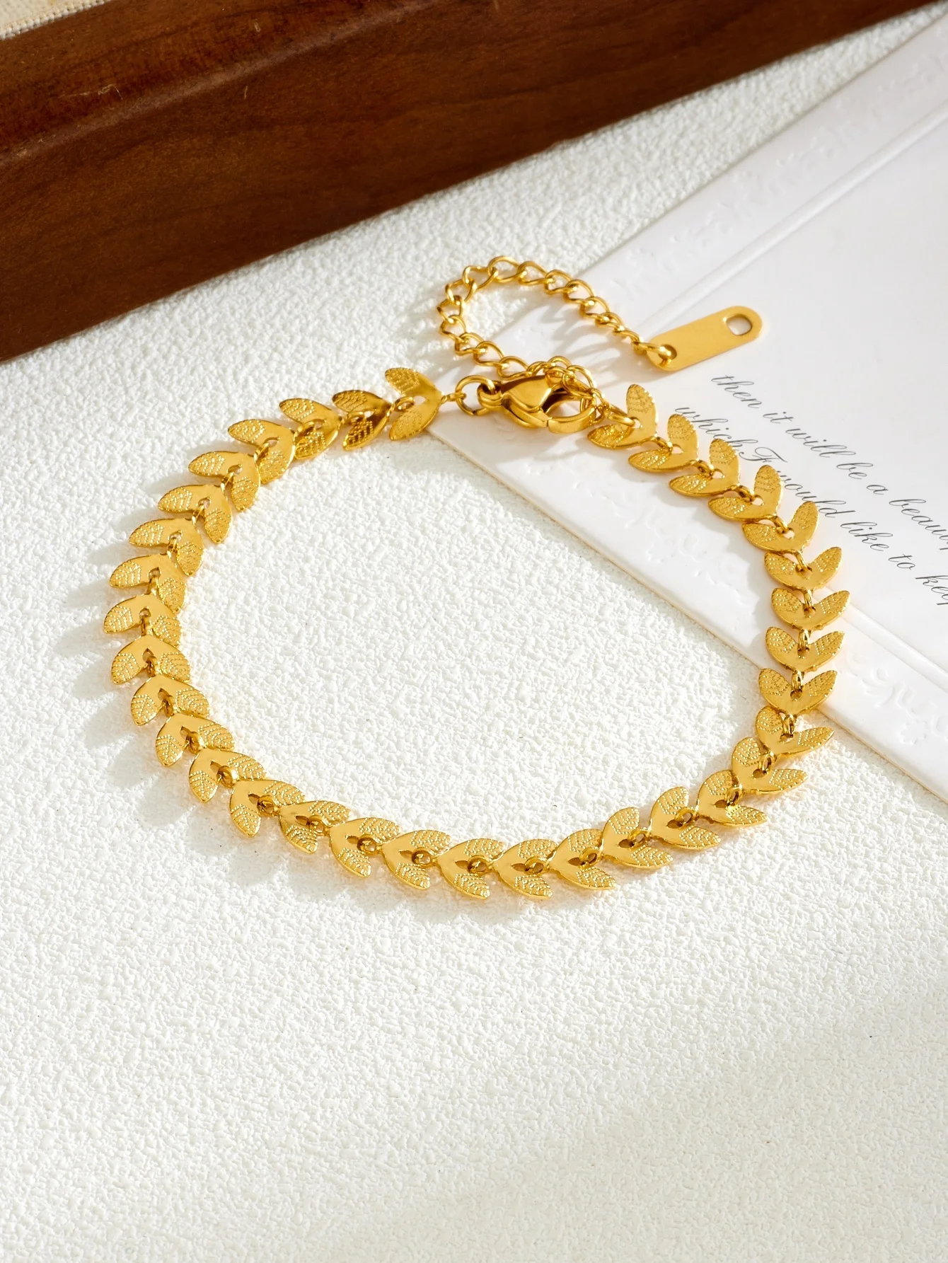 1 Piece Stainless Steel 18K Gold-Colored Wheat Ear Fishbone Fine Bracelet with Vintage Texture, V-Shaped Adjustable Extension Bracelet, Suitable for Women's Lazy French Vacation Outfits, Pairing with Cotton-Linen Long