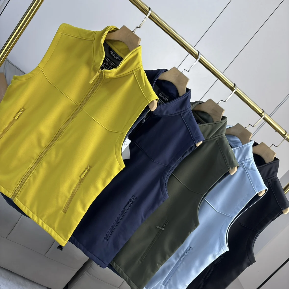 

Мужской демисезонный жилет для активного отдыха: водонепроницаемый, дышащий, износостойкий, с воротником-стойкой, на флисовой подкладке