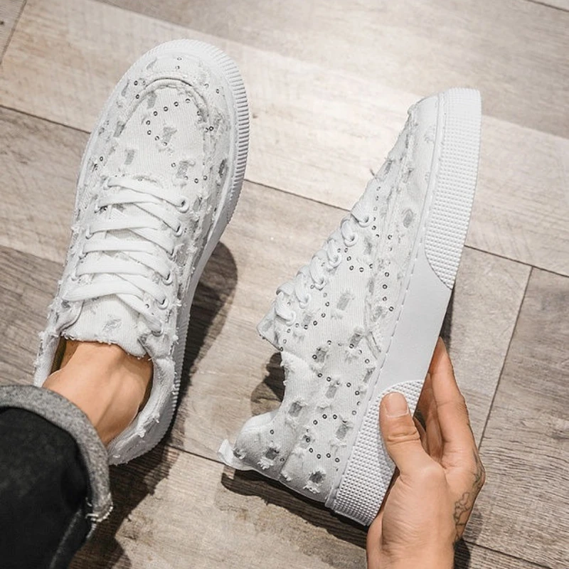 

Повседневная мужская обувь, парусиновые весенне-осенние кроссовки на шнуровке, белая обувь, предложение модной обуви 2025 года, вулканизированные трендовые предложения, рабочая мужская обувь