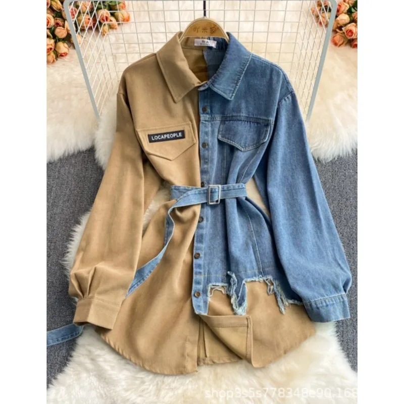 レディースデニムシャツワンピース、スプライス、長袖、シングルブレスト、ターンダウンカラー、イレギュラーミディ丈、ブラウス、ベルト付き、秋