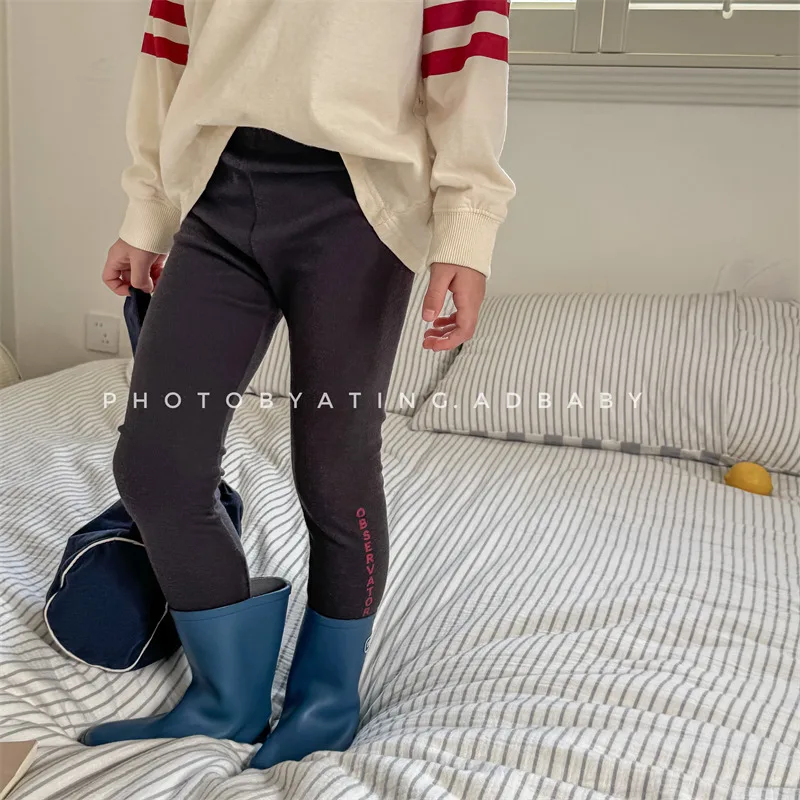 2025 Autunno Nuove ragazze Leggings con stampa di lettere Cotone Neonata Pantaloni elastici versatili Pantaloni casual per bambini Vestiti per bambini