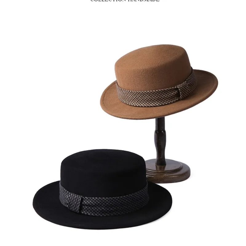 小柄な人は、トップの胴回りに沿ってフラットな帽子をかぶる女性のエレガントなファッション