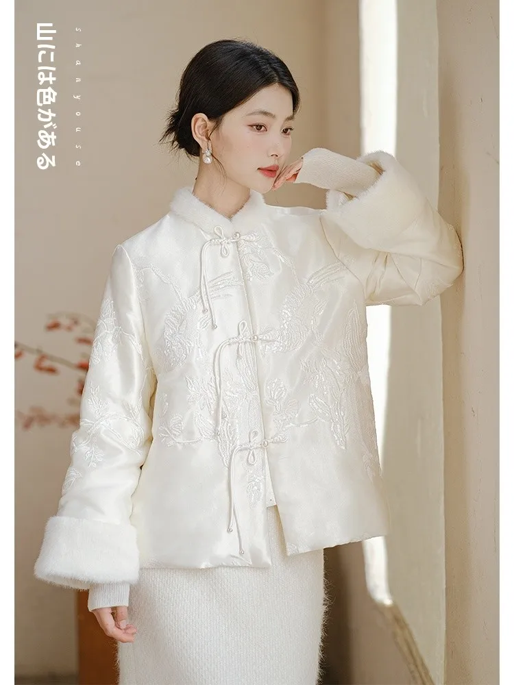 

Новая китайская женская куртка из гусиного пуха с вышивкой в виде вороны на бархатной ткани, белая, с пайетками, в традиционном этническом стиле