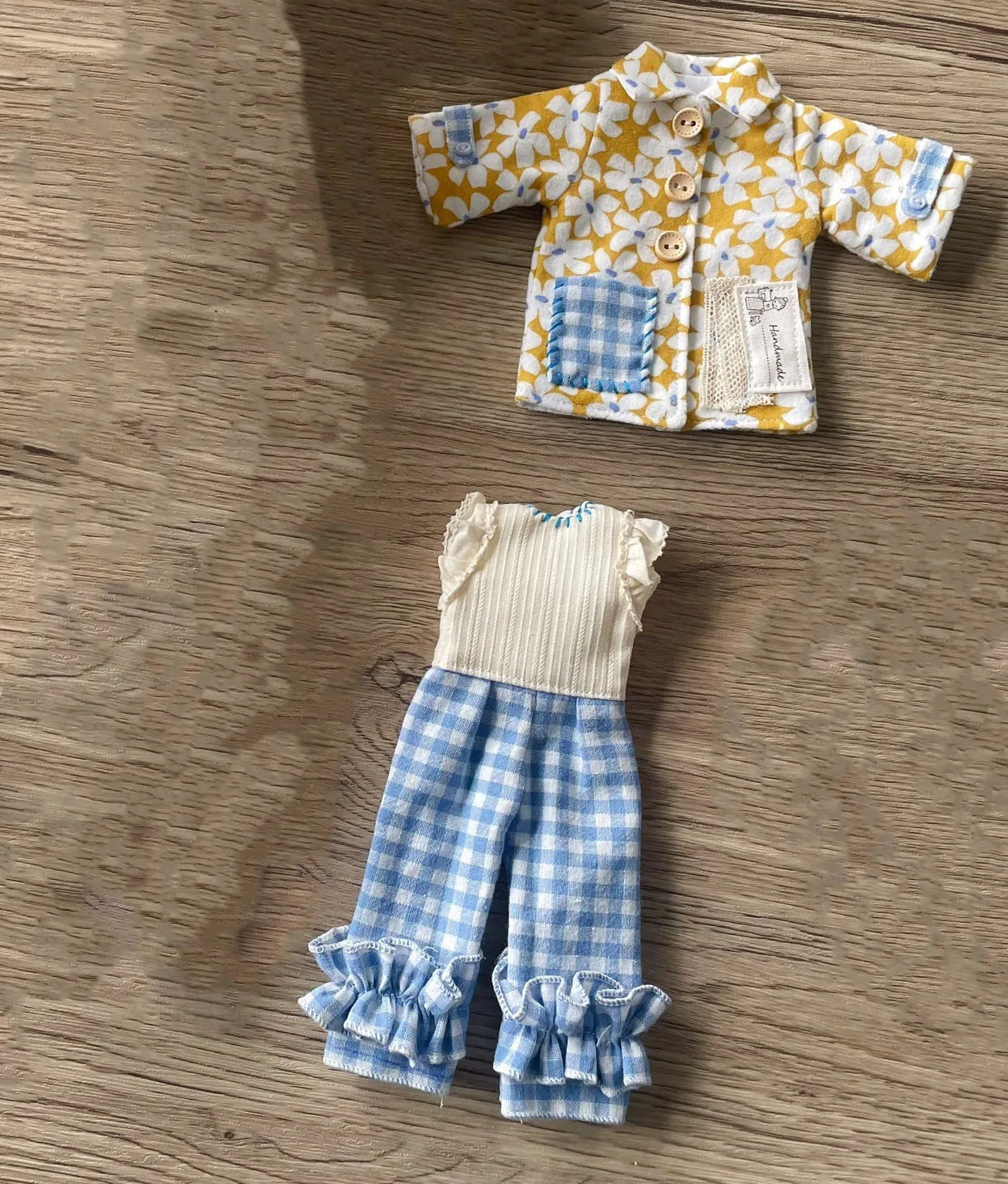 

Комплект одежды для кукол 2026 Dula: Желтая куртка с узором, шапка-медведь. Аксессуары для кукол Blythe, Qbaby, ob24, ob22, 1/6.