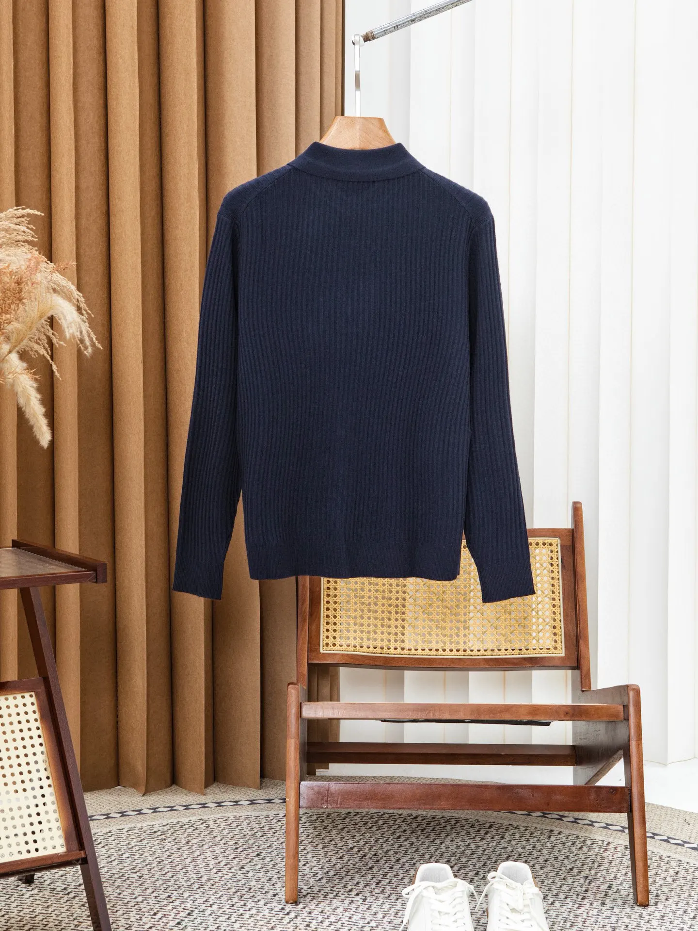 SIJITONGDAMen's pit lapel sweater is full of three-dimensional sense. This long-sleeved POLO shirt is black and blue. Size M-4XL
