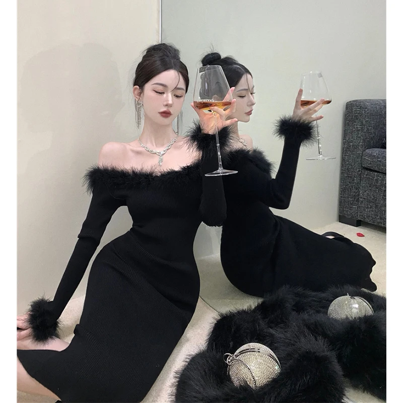 เดรสไหมพรมคอเฉียงทรงมิดิสำหรับผู้หญิง งานปาร์ตี้ เซ็กซี่ แต่งขนเฟอร์เทียมสีดำ ชุดเดรสฤดูหนาวสไตล์เกาหลี แขนยาว ทรงเข้ารูป