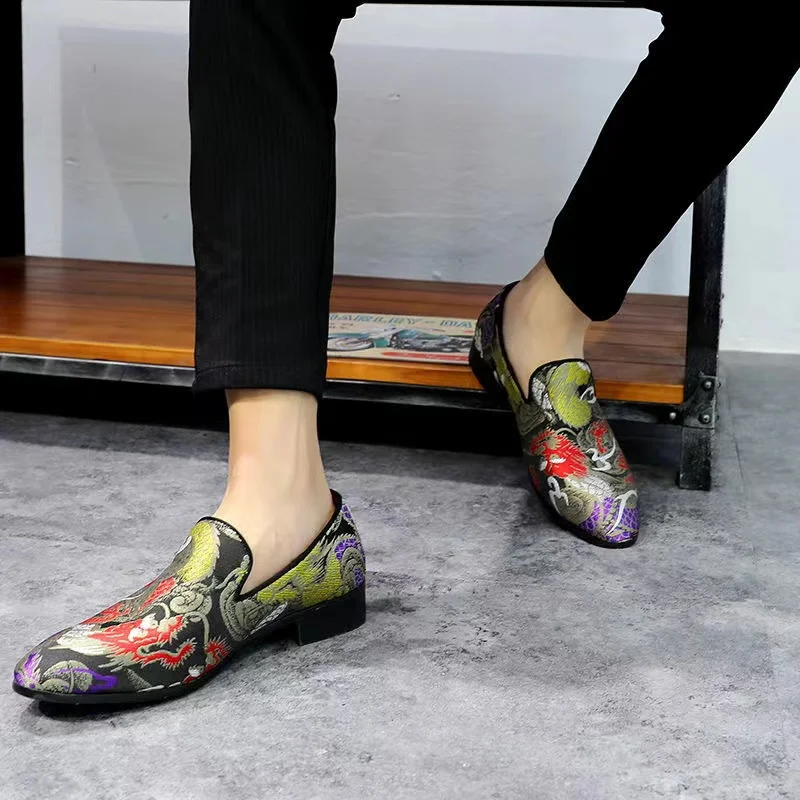 Embroidered Loafers Men Smoking Shoes New 2024 Male Wedding Party Dress Shoes Pointed Toe Slip on Man Personality Shoes Zapatos