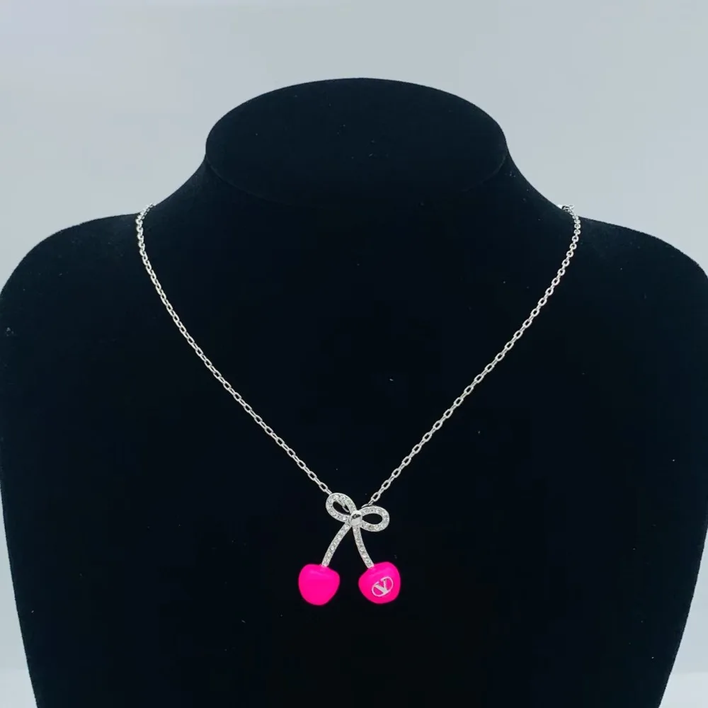 

2025 Hot-selling V-letter Classic Fashion Necklace Retro Collarbone Chain