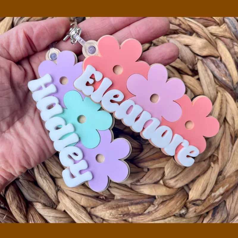 

Настраиваемые акриловые брелки, милый цветочный дизайн ромашки, персонализированные цветные брелки, идеальный подарок для семьи и друзей