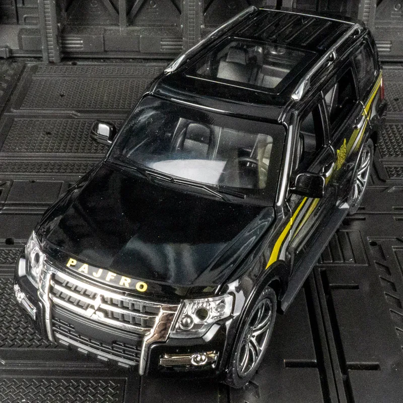 1:32 Mitsubishi Pajero aleación SUV vehículo todoterreno modelo decoración puertas y tapa del motor maletero puede abrir juguetes para niños